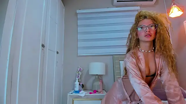 Snapshot of isabela__x chatting on April 14, 2026, 11:37 am isabela x online show from April 14, 2026, 11:37 am