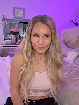 Snapshot of JulieSol chatting on February 8, 2026, 8:23 am JulieSol online show from February 8, 2026, 8:23 am