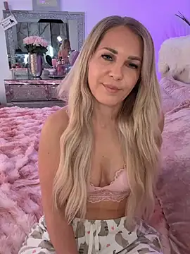 Snapshot of JulieSol chatting on February 9, 2026, 8:34 am JulieSol online show from February 9, 2026, 8:34 am