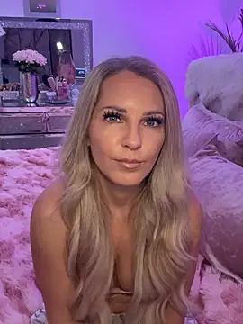 Snapshot of JulieSol chatting on February 10, 2026, 8:13 am JulieSol online show from February 10, 2026, 8:13 am