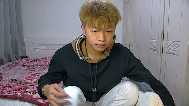 Chocolates-001 online show from February 6, 2026, 5:58 am