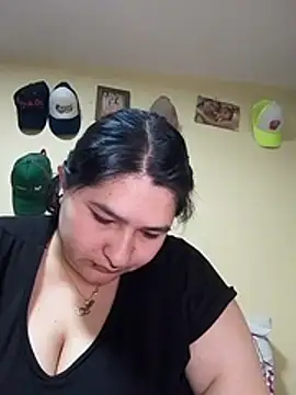 LauraHorny69 online show from May 5, 2026, 7:39 pm