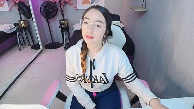 Snapshot of Veronica_miiller chatting on February 3, 2026, 7:19 pm Veronica miiller online show from February 3, 2026, 7:19 pm