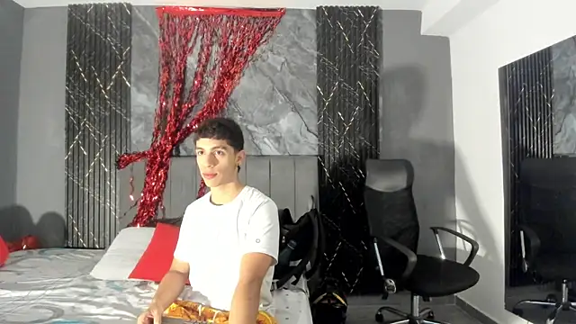 hot summer boy  online show from February 16, 2026, 9:13 pm