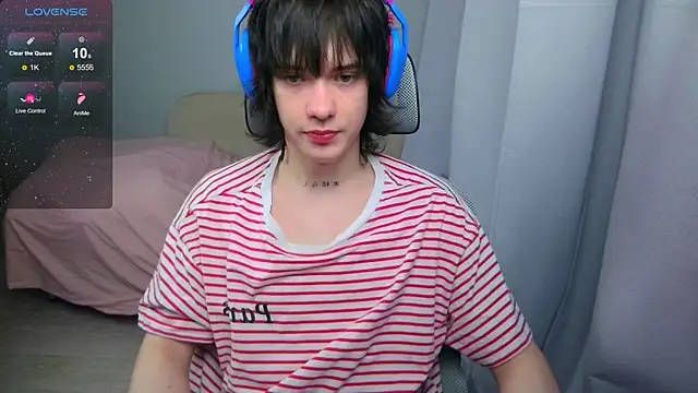 LeonBoykisser online show from May 13, 2026, 1:07 pm