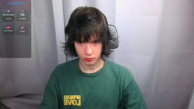 LeonBoykisser online show from May 3, 2026, 2:38 am
