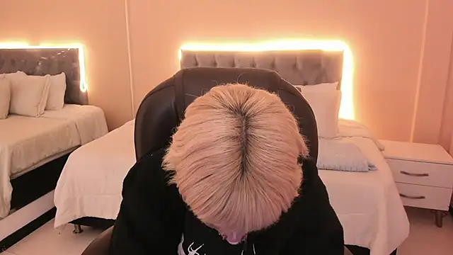 Snapshot of Bela_Craxkerr chatting on April 6, 2026, 12:39 pm Bela Craxkerr online show from April 6, 2026, 12:39 pm