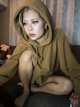 BADBITCHISAKI online show from March 10, 2026, 2:32 pm