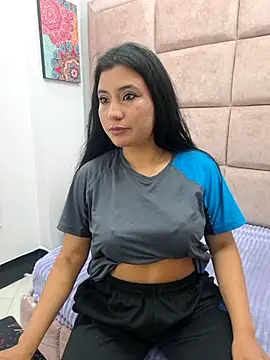 valenlopezz  online show from May 8, 2026, 5:22 am