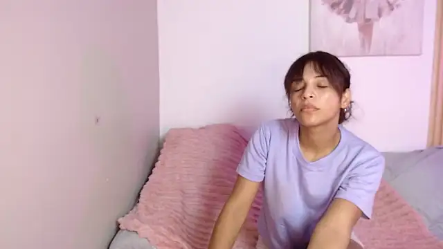 Snapshot of chloe_peach_ chatting on May 4, 2026, 12:08 pm chloe peach online show from May 4, 2026, 12:08 pm
