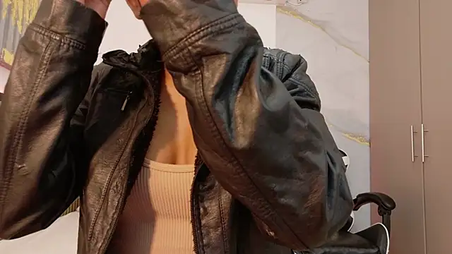 Snapshot of Scarlet_Vixen_ chatting on February 4, 2026, 12:44 pm Scarlet Vixen online show from February 4, 2026, 12:44 pm