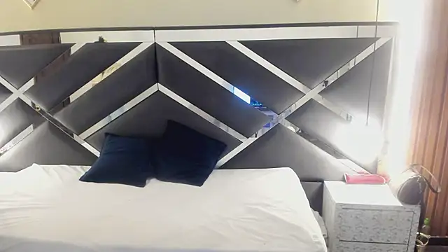 Ambarross  online show from March 10, 2026, 12:42 pm