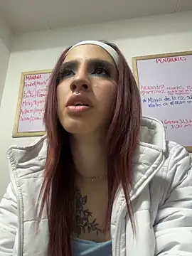 Snapshot of elodie_rouge chatting on April 29, 2026, 5:30 pm elodie rouge online show from April 29, 2026, 5:30 pm