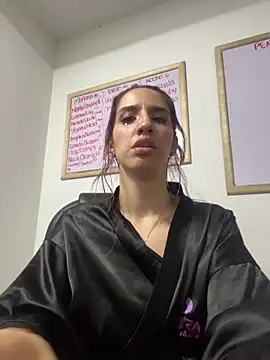 Snapshot of elodie_rouge chatting on May 20, 2026, 12:18 am elodie rouge online show from May 20, 2026, 12:18 am