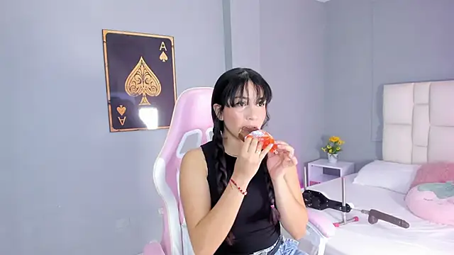 Sofia  Salazar online show from February 10, 2026, 12:04 pm