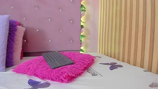 lovely  kiss   online show from April 28, 2026, 6:12 pm