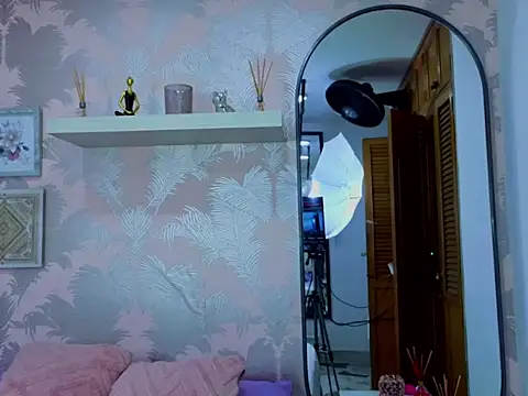 Snapshot of Emma_Thompssonn chatting on February 8, 2026, 12:03 pm Emma Thompssonn online show from February 8, 2026, 12:03 pm