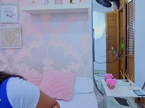 Snapshot of Emma_Thompssonn chatting on February 24, 2026, 11:44 am Emma Thompssonn online show from February 24, 2026, 11:44 am