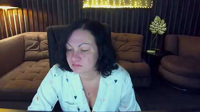 IrissMoon online show from June 7, 2026, 5:45 am