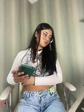 StrawberryPink  online show from February 21, 2026, 12:07 pm