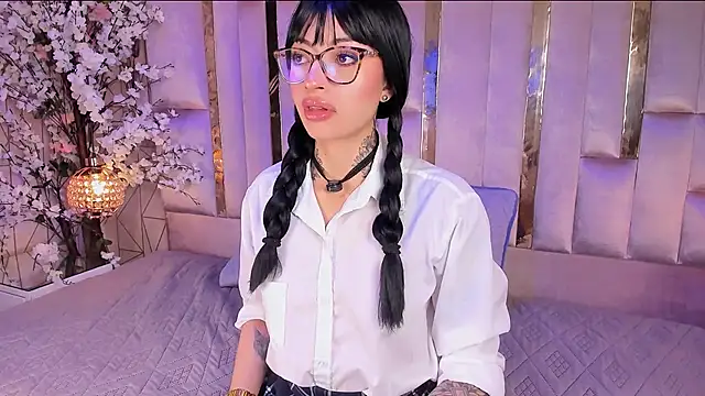 JuneCollins online show from May 30, 2026, 2:23 pm