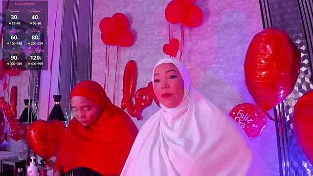 Snapshot of Helen_Camila chatting on February 13, 2026, 4:34 am Helen Camila online show from February 13, 2026, 4:34 am