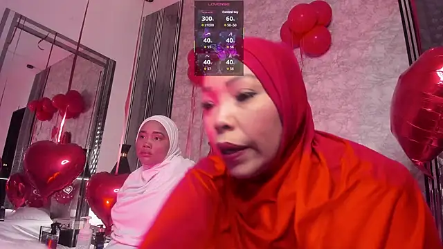 Snapshot of Helen_Camila chatting on February 12, 2026, 4:45 am Helen Camila online show from February 12, 2026, 4:45 am