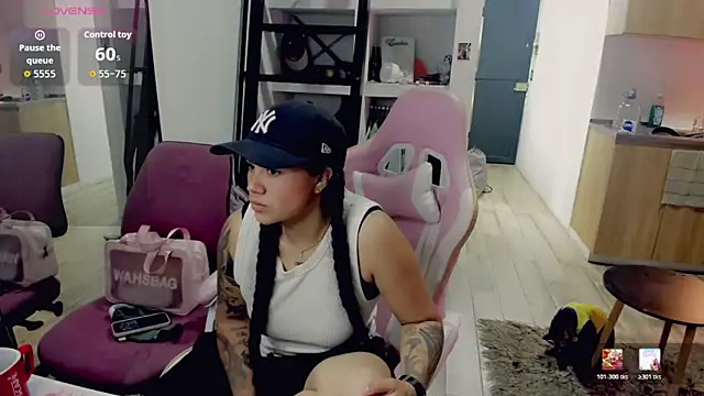 VictoriaHoneyy online show from May 26, 2026, 1:58 am