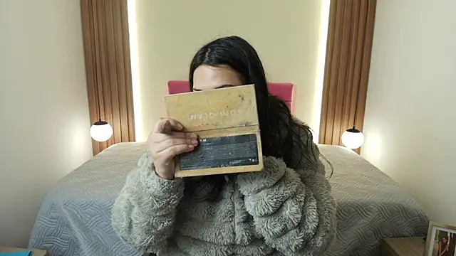 IvonneRoss  online show from May 22, 2026, 12:14 pm