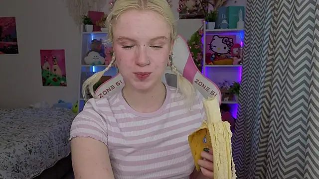 Mia WaterFall online show from May 6, 2026, 3:32 am