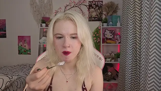 Mia WaterFall online show from May 26, 2026, 3:26 am