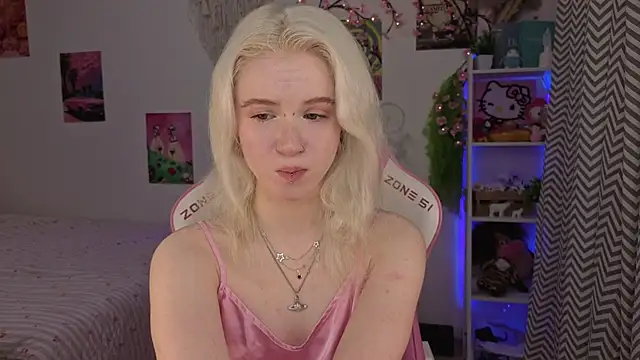 Mia WaterFall online show from May 17, 2026, 3:17 am