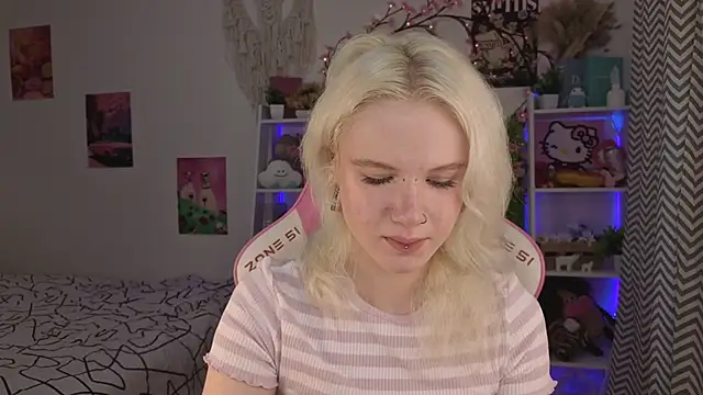 Mia WaterFall online show from May 28, 2026, 3:25 am