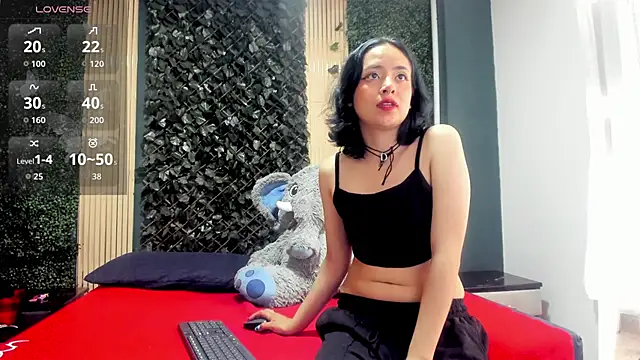 Snapshot of IvyyEmerald chatting on February 9, 2026, 1:09 pm IvyyEmerald online show from February 9, 2026, 1:09 pm