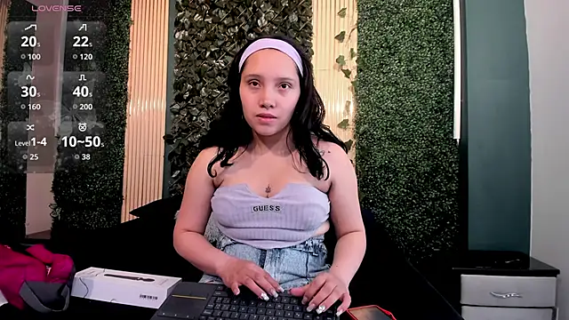 Snapshot of AmberAddamss chatting on February 8, 2026, 2:04 pm AmberAddamss online show from February 8, 2026, 2:04 pm