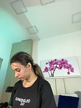 Snapshot of JuliaColemann chatting on May 28, 2026, 12:00 pm JuliaColemann online show from May 28, 2026, 12:00 pm