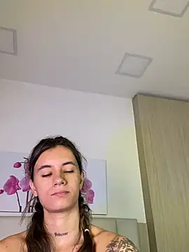 Snapshot of JuliaColemann chatting on May 27, 2026, 12:01 pm JuliaColemann online show from May 27, 2026, 12:01 pm