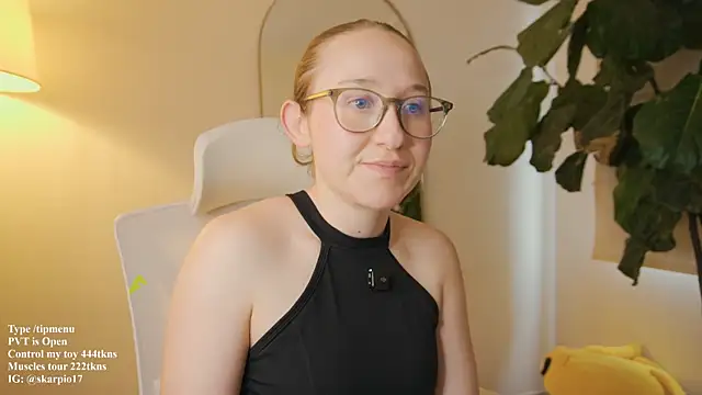 Scarlett NoirMuse online show from May 17, 2026, 8:42 pm