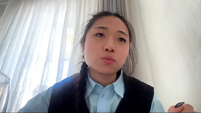 SweetMiaXO online show from March 18, 2026, 4:26 am