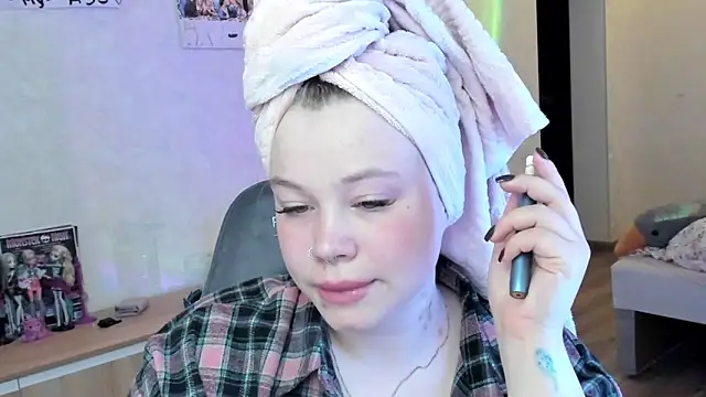 Lulu Di online show from June 18, 2026, 8:47 pm