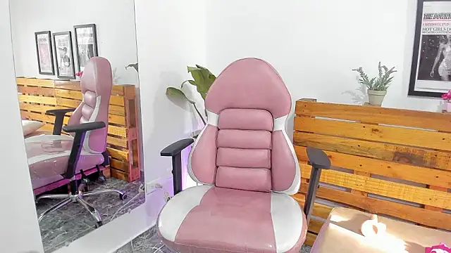 Snapshot of Naughty_Vanessa_ chatting on February 4, 2026, 12:44 pm Naughty Vanessa online show from February 4, 2026, 12:44 pm