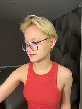 Snapshot of LuunaDorean chatting on February 2, 2026, 11:59 pm LuunaDorean online show from February 2, 2026, 11:59 pm