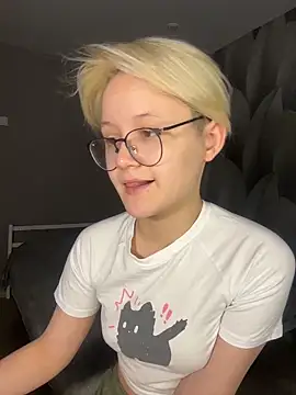 Snapshot of LuunaDorean chatting on February 9, 2026, 10:24 am LuunaDorean online show from February 9, 2026, 10:24 am