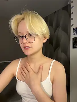 Snapshot of LuunaDorean chatting on February 4, 2026, 10:05 pm LuunaDorean online show from February 4, 2026, 10:05 pm