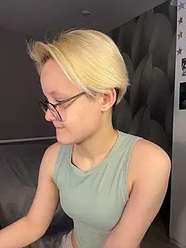 Snapshot of LuunaDorean chatting on February 19, 2026, 6:32 am LuunaDorean online show from February 19, 2026, 6:32 am