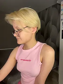 Snapshot of LuunaDorean chatting on February 7, 2026, 11:57 pm LuunaDorean online show from February 7, 2026, 11:57 pm