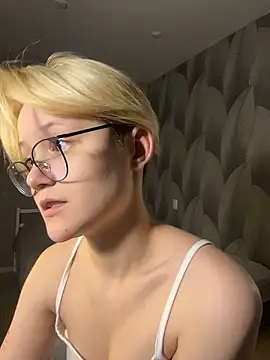 Snapshot of LuunaDorean chatting on January 18, 2026, 11:52 pm LuunaDorean online show from January 18, 2026, 11:52 pm