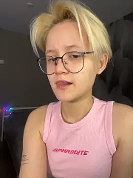 Snapshot of LuunaDorean chatting on February 13, 2026, 7:25 pm LuunaDorean online show from February 13, 2026, 7:25 pm