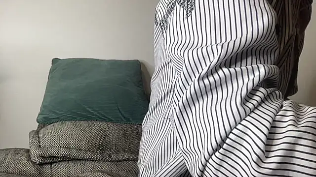 Snapshot of NovaTwinkx chatting on February 1, 2026, 7:28 am NovaTwinkx online show from February 1, 2026, 7:28 am