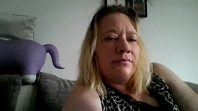 T3ufelsweib online show from March 11, 2026, 10:09 am